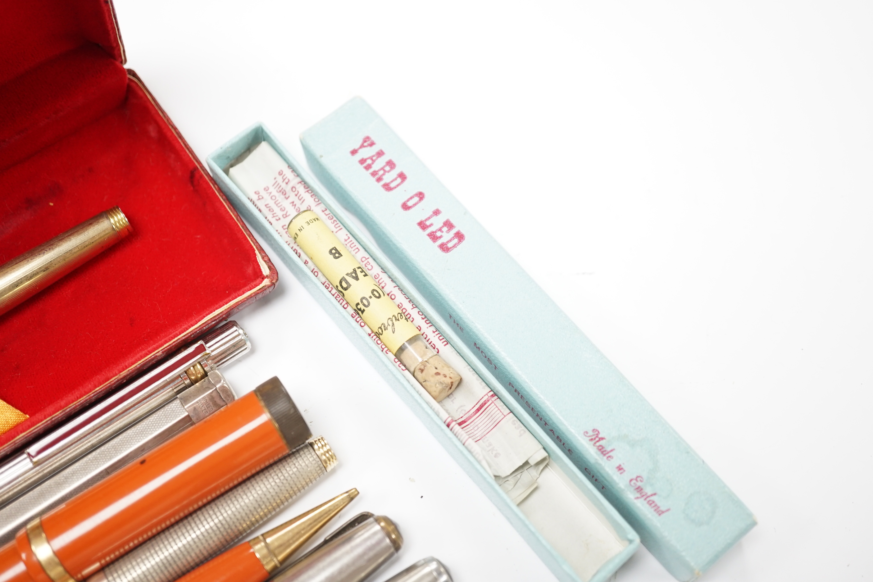 A collection of pens including Must de Cartier and parker 75 with 14k gold nib